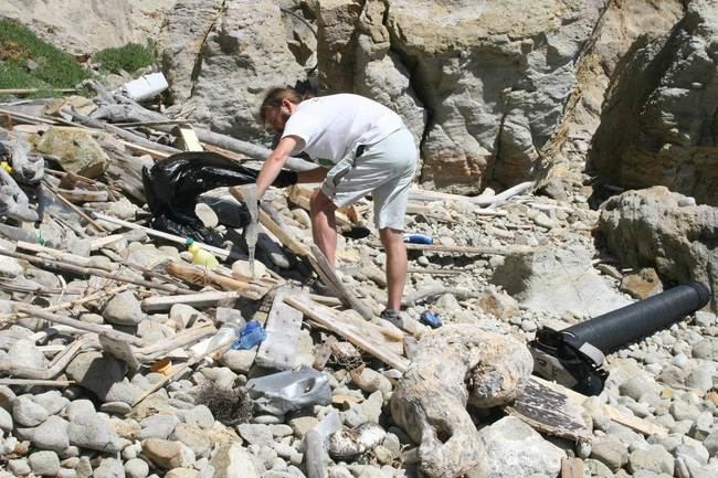 Un centenar de voluntarios recogen más de cinco toneladas de basura de calas inaccesibles de Níjar