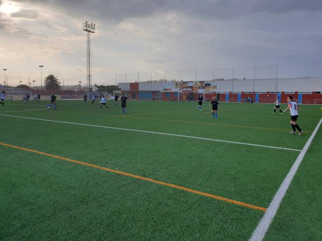 El sénior femenino cae en casa del líder