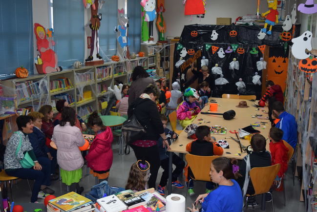 La Biblioteca de Gádor se transforma en un “taller del terror” para celebrar Halloween