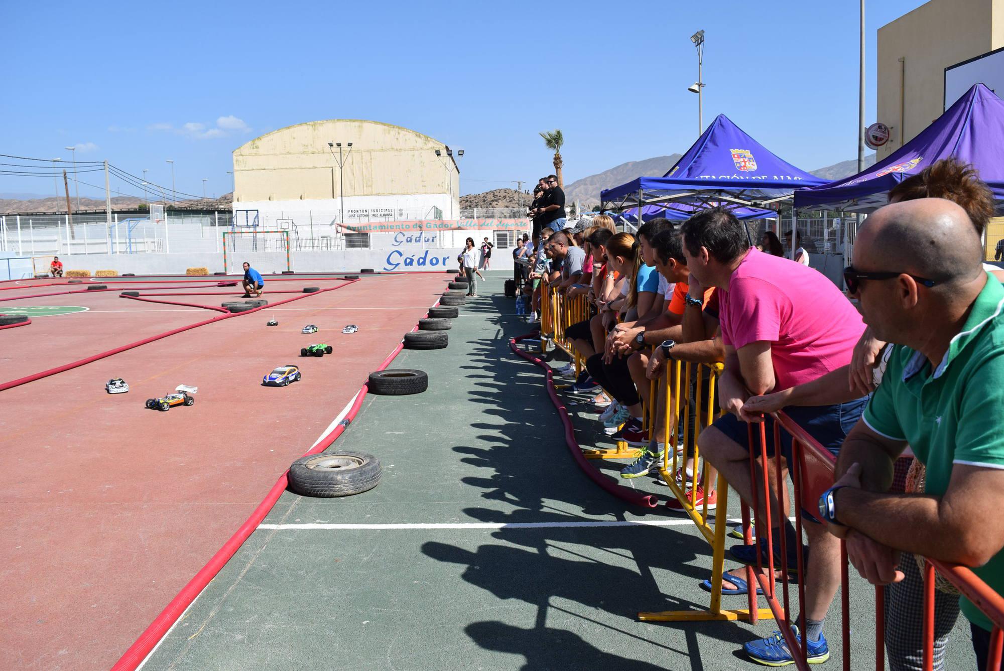 Los coches de radiocontrol compiten en el circuito de Gádor por el Gran Premio de Feria