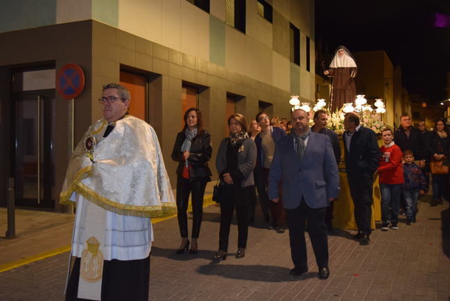 Gádor agasaja a Santa Ángela de la Cruz con una lluvia de pétalos durante la procesión