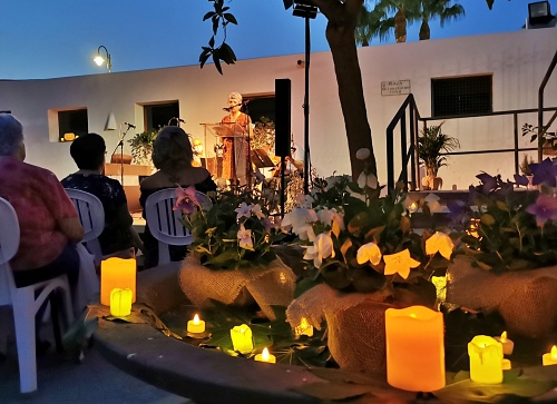 Magia y emoción en la primera noche de poesía a la luz de las velas de Vera