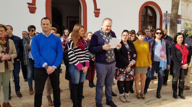 Minuto de silencio en Cuevas por las víctimas de la violencia machista