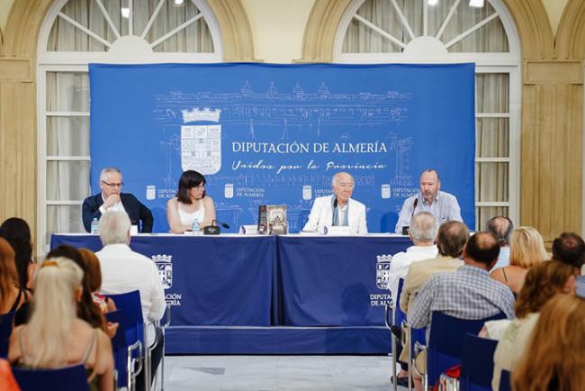 El Patio de Luces acoge la presentación de la novela ‘Los refugio del Sur¨