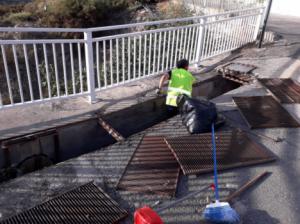 Tabernas intensifica la limpieza de imbornales ante posibles lluvias