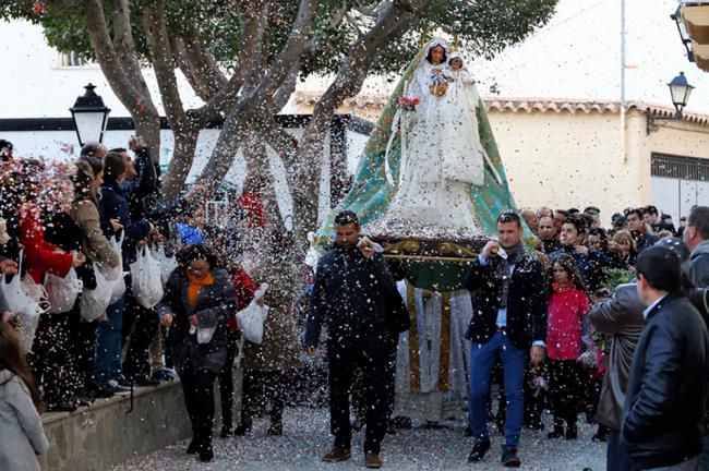 Miles de papelicos vuelan al paso de la Virgen de la Candelaria por las calles de Instinción