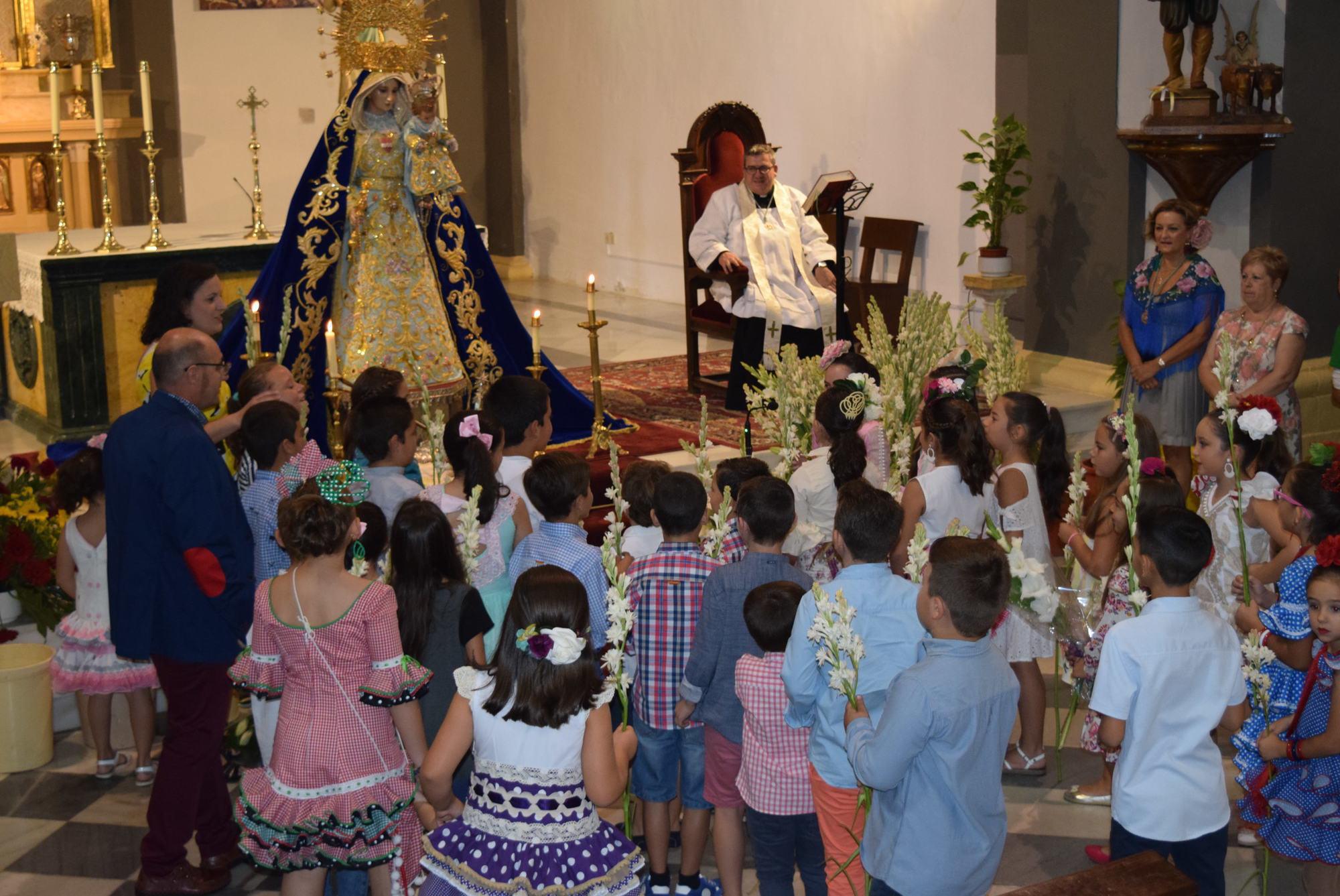 Los gadorenses agasajan con flores a la Virgen del Rosario en sus fiestas patronales