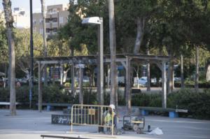 Almería renueva 42 báculos de luz en el Paseo Marítimo