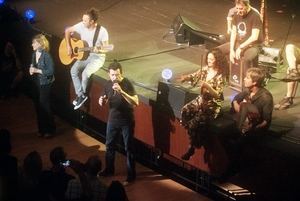 Manolo García muestra su carisma con un concierto en Roquetas