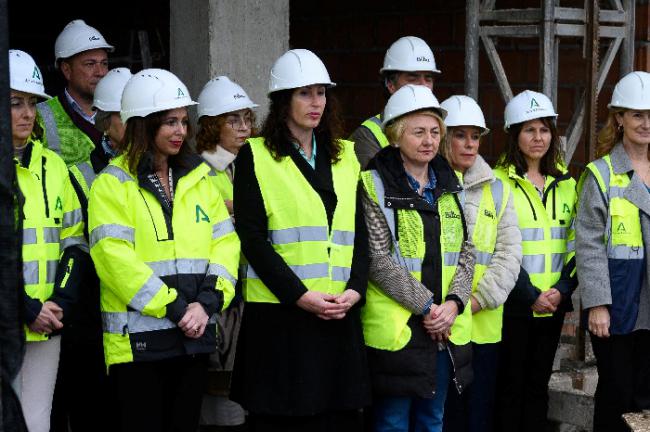 Almería guarda un minuto de silencio en memoria de las víctimas de Valencia