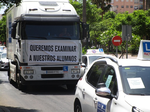 La falta de examinadores colapsa el centro de Almería