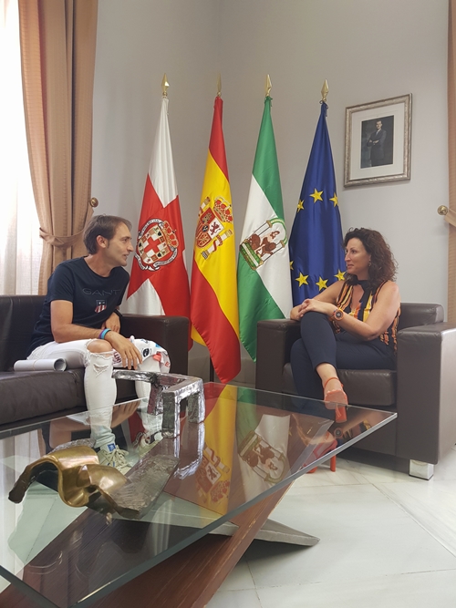 María Vázquez recibe a Tomás Zurano, deportista que visibilizará el TDAH y la epilepsia en la Transibérica
 