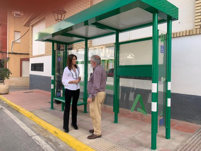 La Junta instala 25 marquesinas y cuatro postes para bus