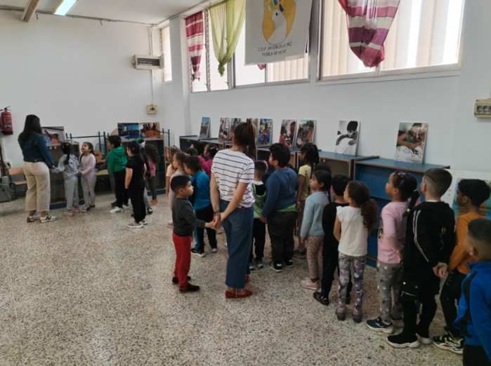 Vícar inaugura la exposición ‘Miradas que derriban muros’ en el CEIP Virgen De La Paz