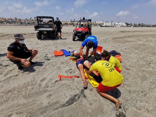 Simulacro de salvamento y rescate acuático en las playas de Vera