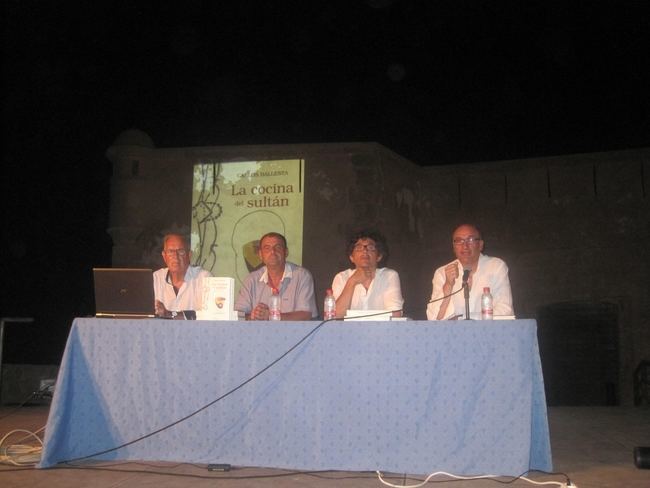 Carlos Ballesta presenta su libro “La cocina del Sultán” en la explanada del Castillo de Terreros