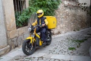 Correos estrena motos eléctricas para el reparto en Almería