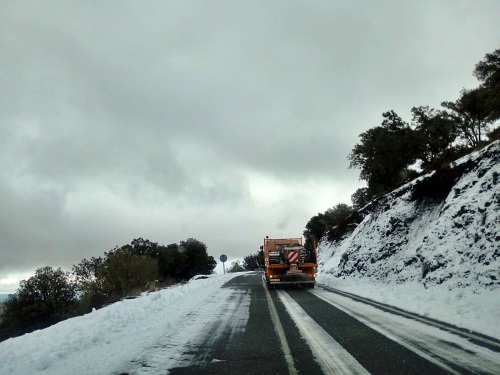 Diputación continúa retirando nieve y vertiendo sal en las carreteras afectadas por el temporal