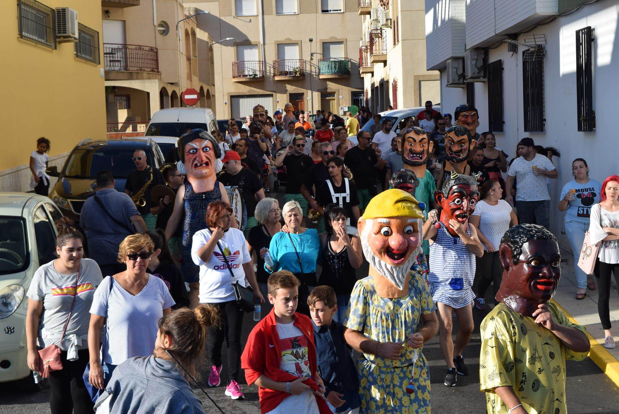 Gádor se despierta con el pasacalles de gigantes y cabezudos y música de charanga