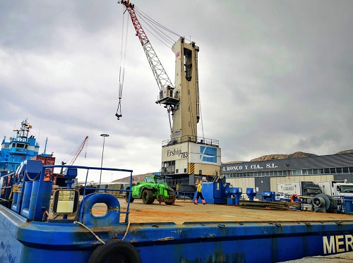 Ronco mejora su operativa en el Puerto de Almería con una nueva grúa