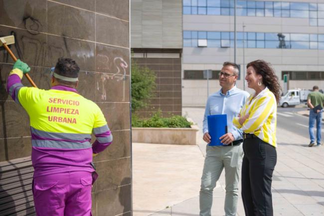 El Ayuntamiento limpia de pintadas vandálicas un kilómetro cuadrado al mes