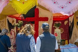 Descubre las cruces más impresionantes de Almería en esta fiesta llena de color y alegría