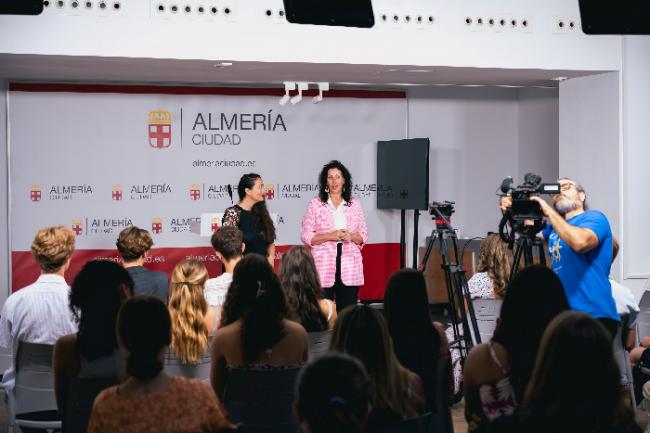 Alcaldesa de Almería recibe a estudiantes estadounidenses de la Universidad de Indiana