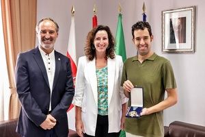 El nadador paralímpico Carlos Tejada recibe la medalla de bronce al Mérito Deportivo