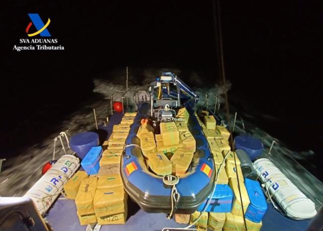 Intervenidas cuatro toneladas de hachís tras la persecución a una narcolancha en el mar de Alborán