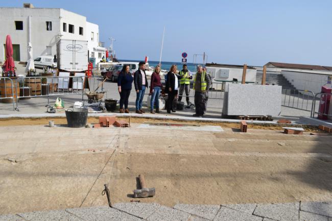 El Ayuntamiento de Níjar acondiciona la Plaza abierta al mar de Las Negras