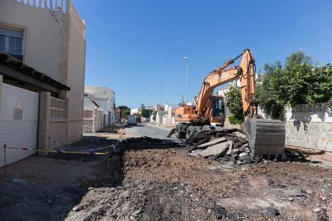 El Ayuntamiento inicia las obras de mejora en dos calles de Costacabana