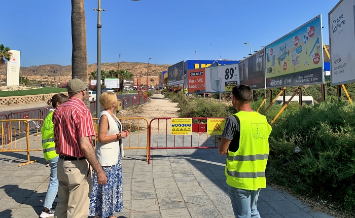 El Ayuntamiento mejora el acceso al nuevo centro comercial de La Rambla