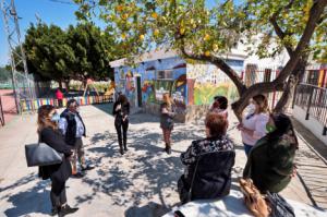 Las mujeres de Íllar realizan un mural con los ‘Talleres Carmen de Burgos’ de Diputación