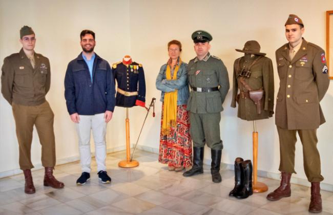 El Castillo de Santa Ana acoge la exposición de trajes militares
 