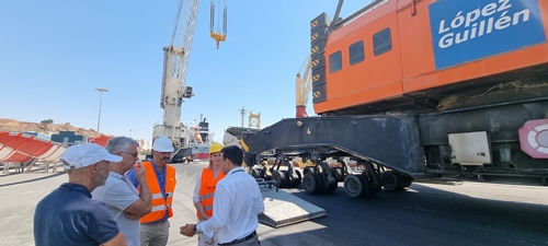 El buque ‘Friedrich’ embarca 15 palas de aerogeneradores en el Puerto de Almería