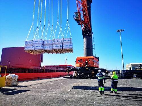 El Puerto de Almería recibe un cargamento de 3.130 toneladas de paneles de yeso turco