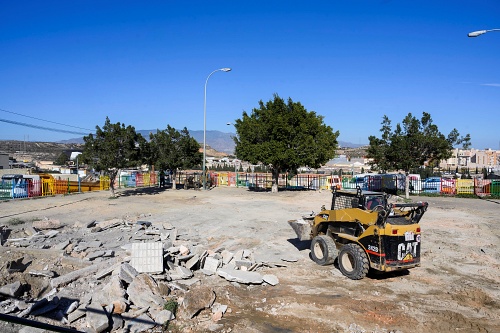 Un espacio público en Los Almendros se convierte en parque y parking