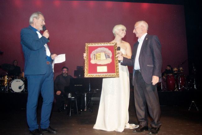 Pasión Vega ofreció un gran concierto en Roquetas donde ya tiene su butaca de honor en el Teatro Auditorio