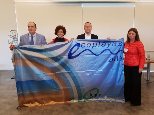 Carboneras recibe una bandera “Ecoplaya” para la Playa de las Marinicas