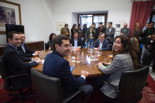 Marta Bosquet en la mesa de negociación para la investidura entre Cs y PP