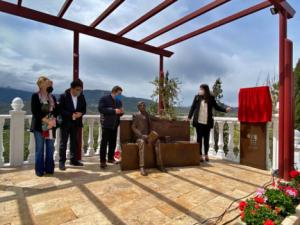 Un monumento donado por Juan Ronda recuerda al poeta Villaespesa en Laujar