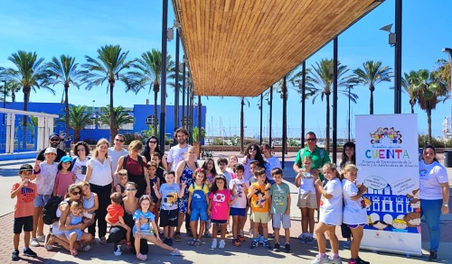 Una treintena de niños y niñas disfrutan de una gymkana sobre reciclaje