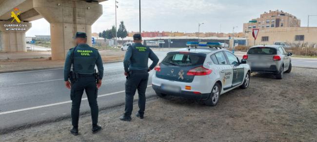 Mujer lanza notas de auxilio por la ventana y logra escapar de su agresor