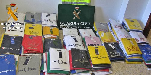 Investigado en El Ejido por vender ropa de marca falsa en Vícar