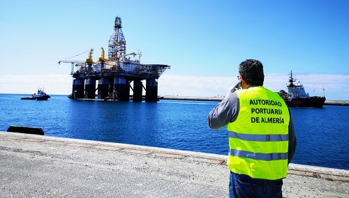 Problemas técnicos retrasan el amarre de la plataforma petrolífera en el Puerto de Almería