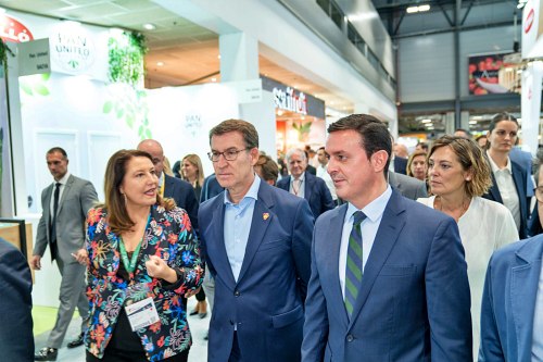 Feijoó y Almeida visitan los stand almerienses de Fruit Attraction