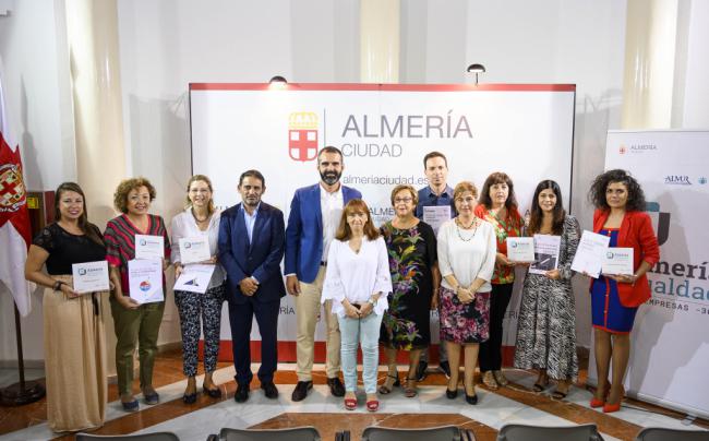 El alcalde entrega distintivos a empresas de menos de 30 empleados que apostan por la igualdad