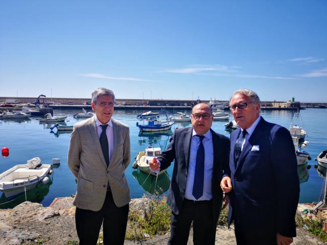 Caicedo muestra al director general de Pesca el proyecto de acondicionamiento del fondeadero