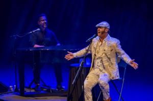 Paco Candela llena de emoción el Auditorio con sevillanas y cantes flamencos