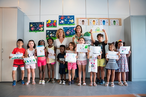 Los niños de la Escuela de Verano de los Centros de la Mujer animan a reciclar el vidrio